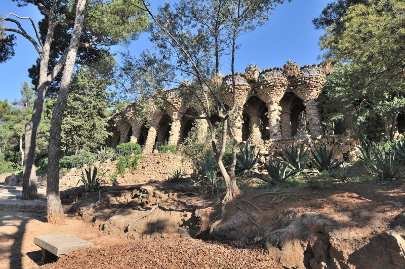 グエル公園[Parc Güell]、ヤシの木がモチーフの柱廊