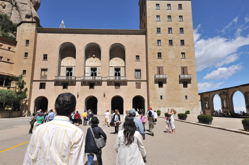 大聖堂前にある、サンタマリア広場 [Plaça Santa Maria] 