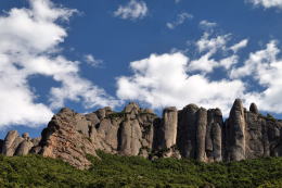 鋸状の奇岩を冠した、モンセラート [Montserrat] 