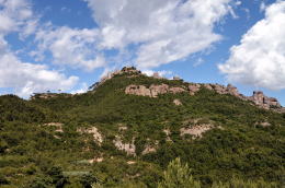 鋸状の奇岩を冠した、モンセラート [Montserrat] 