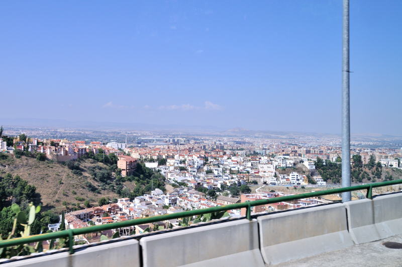 アルハンブラ宮殿[Palacio de la Alhambra]へ向かう途中のグラナダ市街