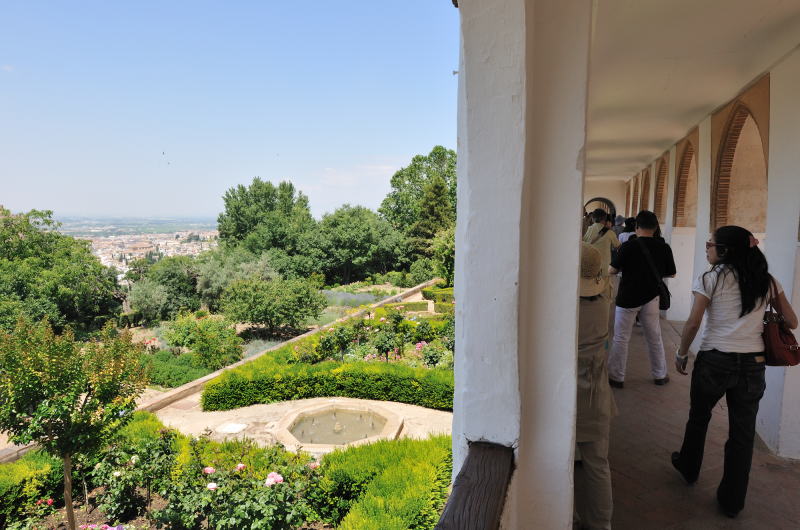 �w�l�����t�F���{[Palacio del Generalife]�̉�L�ƁA��L����̒���