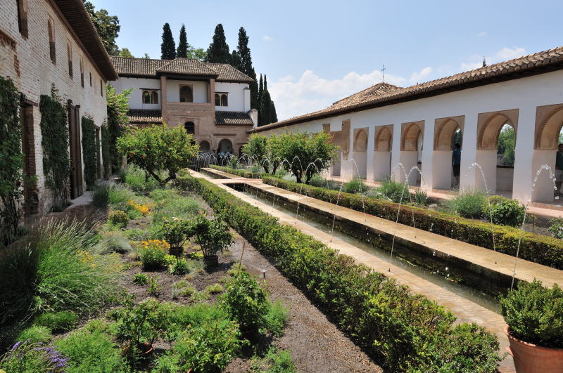 �w�l�����t�F�̃A�Z�L�A(�x��)�̒���[Patio de la Acequia]