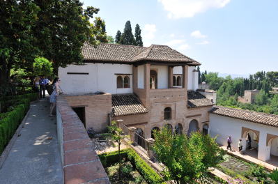 �w�l�����t�F���{[Palacio del Generalife]�A�A�Z�L�A�̒���[Patio de la Acequia]�̓�������