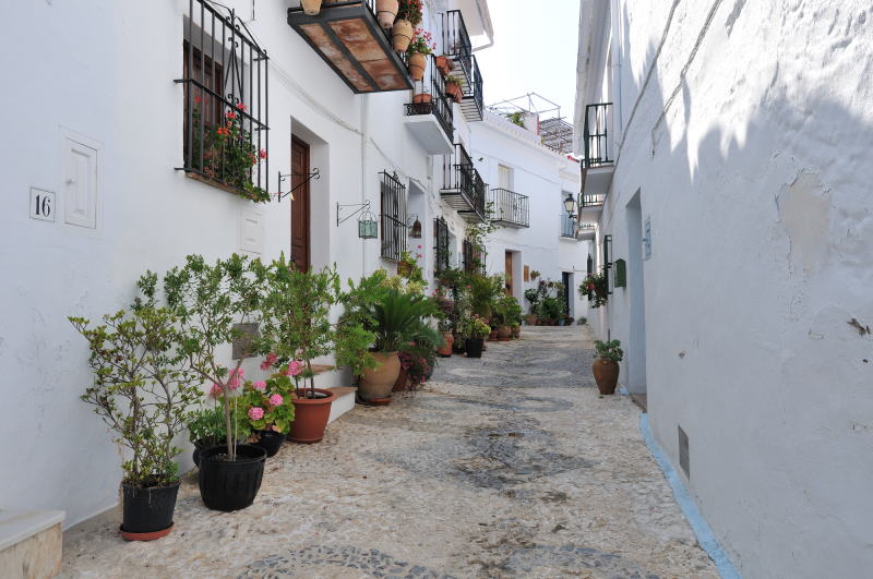 フリヒリアナ[Frigiliana]の町並みを巡る、小道の散策(アルモナ通り)