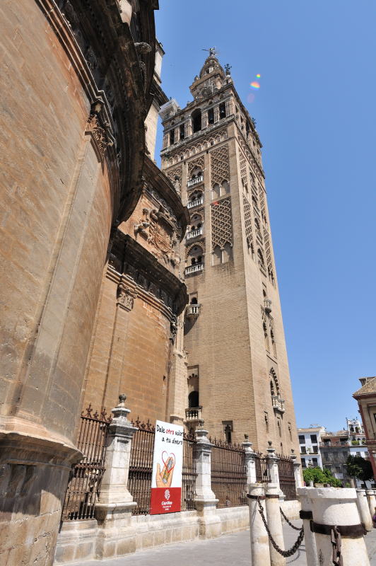 ヒルダの塔[La Giralda]と呼ばれ、町のシンボルにもなっている