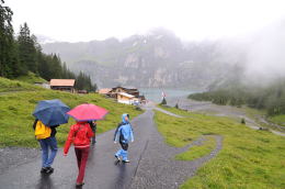 ゴンドラ山上駅～エッシネン湖[Oeschinensee](ハイキング)