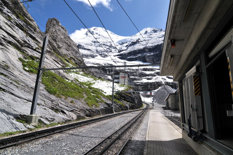 アイガーグレッチャー駅 [Eigergletscher 2320m](目前にアイガーが迫っている)