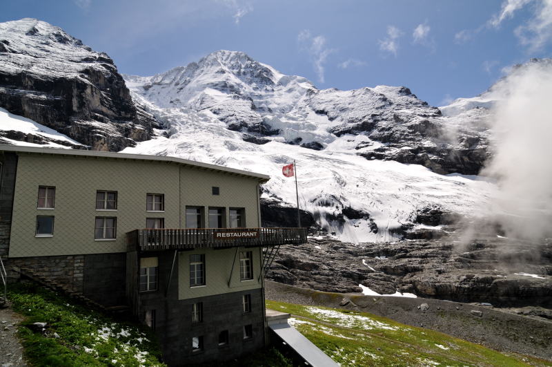 アイガーグレッチャー駅のすぐ後ろにアイガー氷河[Eigergletscher]が迫っている