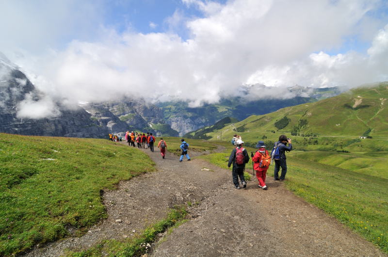 クライネシャイデック [Kleine Scheidegg 2061m] 駅を目指してハイキング