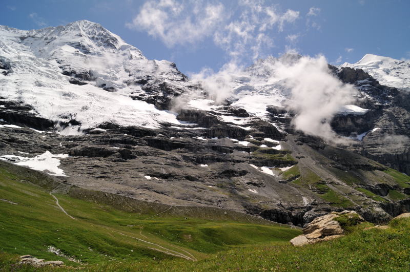 左はヒメンヒ[Mönch 4099m] 、右はユングフラウ[Jungfrau 4158m]