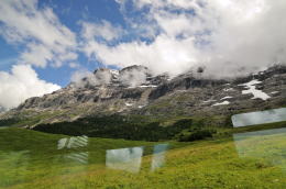 グリンデルワルト[Grindelwald]へヴェンゲンアルプ鉄道が続く