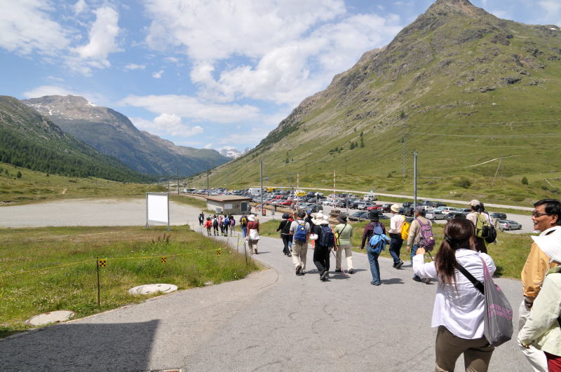 Bernina-Diavolezza ロープウェー駅からBernina Diavolezza駅に向かう