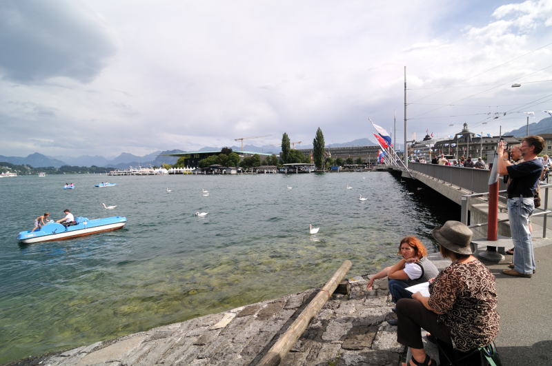 左はフィアヴァルトシュテッテ湖[Vierwaldstätter See]、右にゼー橋[Seebrücke]がある(ルツェルン)